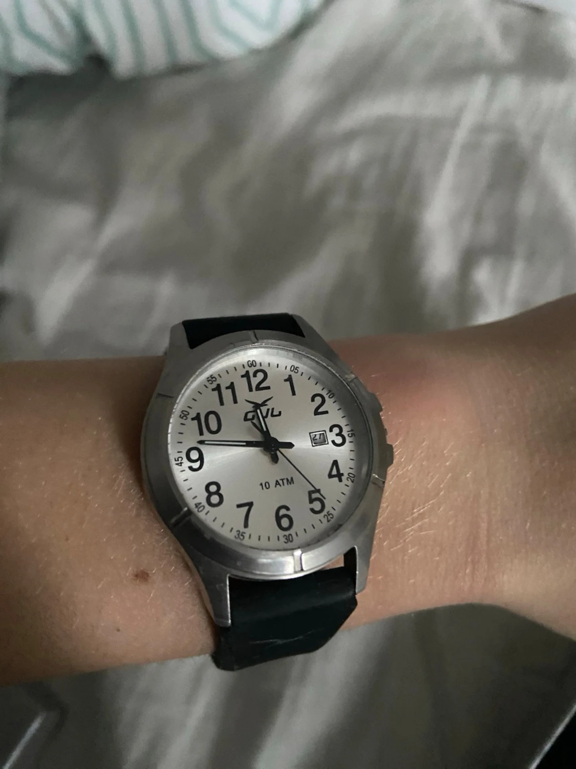 Silverfärgad analog klocka från Q&Q - 1