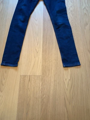 Jeans crocker 302 skinny - Snygga mörkblå skinny jeans från crocker med klassisk femficksdesign och smal passform. Jeansen har en enkel look utan slitningar och är tillverkade i mjukt denimtyg som sitter bra längs benen.