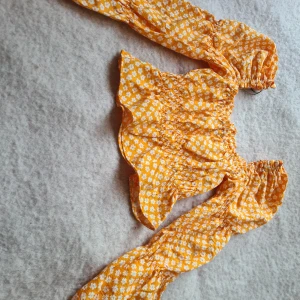 Gul blommig topp från Divided - Säljer en kort blus från hm med vita blommor. aldrig använd så nyskick. pris kan diskuteras