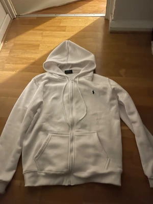 Polo Ralph Lauren - Nästan nytt men använt den några gånger fast den är i jätte bra kondition utan någon skadda eller någonting och den är M till L