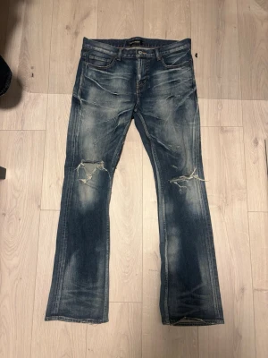 Jackrose bootcut jeans  - Jackrose bootcut jeans som är storlek 4. De är gjorda i japan och de är omsydda för de va för små när jag köpte de💔. Går enkelt att ta bort sömmarna om du inte skulle tycka om det men de sitter bättre såhär. Detta är en använd produkt så det kommer finnas tecken på användning men den har sjuka detaljer.