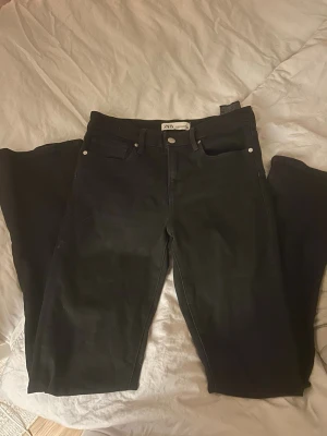 Svarta bootcut jeans från Zara - Svarta bootcut jeans från Zara, använts ett fåtal gånger. Är i storlek 38. 
