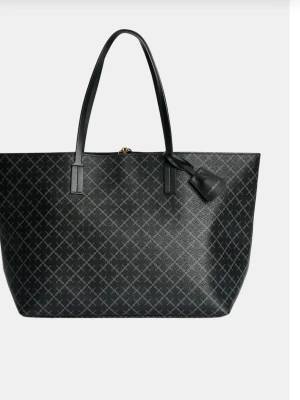 Svart väska från By Malene Birger - Intressekoll för min by malene Birger väska! Skavanker finns på handtag men kan enkelt fixas🥰hör av dig för bilder och ev prisförslag🥰