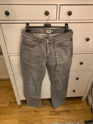 Gråa straight jeans - Gråa straight jeans från lager. Modell icon storlek M. 