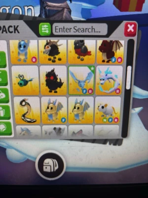 Cosplay-accessoar: Adopt Me! djur badges - Säljer ett set med färgglada badges inspirerade av Adopt Me! djur från Roblox. Perfekta till cosplay eller maskerad, med motiv som drake, enhörning, bi och andra fantasidjur. Tillverkade i plast med tryckta detaljer och starka färger.