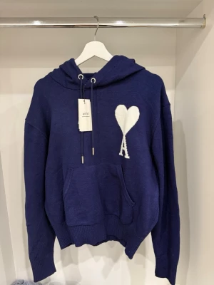 Blå hoodie från Ami Paris - Säljer en helt ny hoodie från Ami Paris oanvänd, storlek S. Passar M. Fraktar snabbt inom 24h efter köp. Skriv gärna vid fler frågor eller bilder.