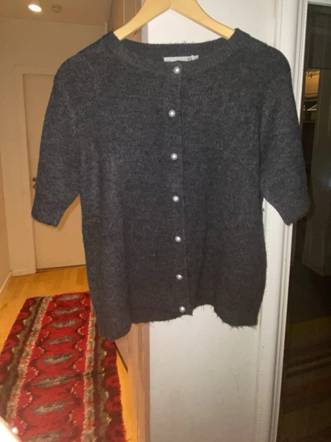 Mörkgrå kofta med pärlknappar 157