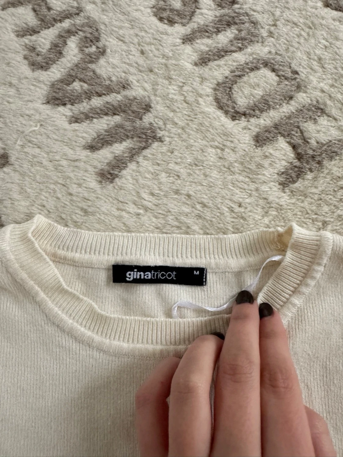 Vit ribbad t-shirt från Gina Tricot  - 2