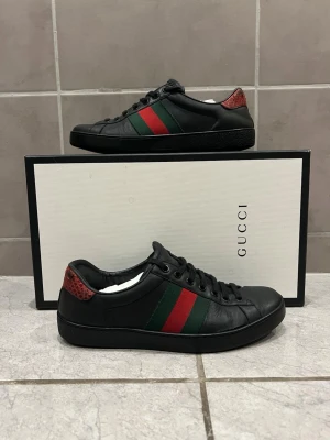 Gucci Aces  - Gucci Aces ⚫️Skorna är i ganska bra skick, lite slitage. Allt OG medföljer, kvitto finns ✅Skriv i DM vid övriga frågor 📝
