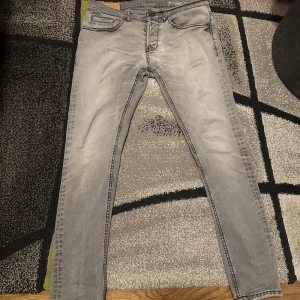 Grå jeansbyxor - Snygga grå Dondup jeansen med en tight passform. De har en klassisk femficksdesign. Perfekta för en stilren look. Den har lite defekter därför är det långt pris. Ställ gärna frågor!