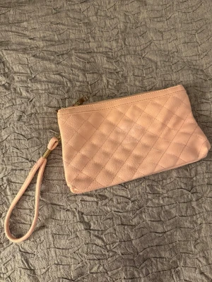 Ljusrosa quiltad kuvertväska - Söt kuvertväska, märket har åkt av (se bild) så det ser blekt ut där. 