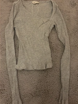 Långärmad grå topp  - En super söt knappast använd topp från Gina 💕perfekt att ha som basplagg!