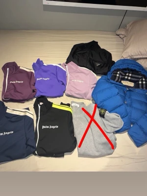  Palm Angels ziptröja - Säljet ett par Palm angels tröjor.  dm via frågor allt är äkta! Pris och sånt snackas i dm. Ny pris på Palm angels är 5000kr men säljer för mkt billigare. Kan även köpa flera och få paket pris 