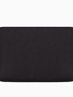 Svart laptopfodral med dragkedja  - En stilren och enkel svart datorväska i mjukt material. Fodralet har en smidig dragkedja och passar perfekt för att skydda din laptop i vardagen. Tunn och lätt design som gör den enkel att bära med sig i väskan eller under armen.