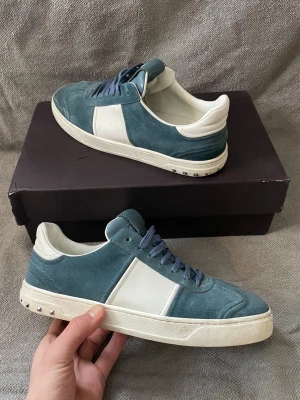 Valentino Flycrew - Säljer ett par otroligt feta och sällsynta Valentino Flycrew Sneakers | Storlek 42.5, sitter något större | Använda men fortfarande väldigt fint skick, 3 nitar saknas på vardera sko | Valentino Box medföljer ✅