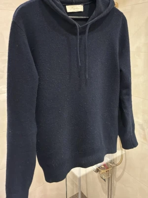 Cashmere Hoodi - Tjena! Säljer denna riktigt feta cashmere hoodie från sayless och den är i topp kvalitet och passar till allt! Nypris (1000kr)