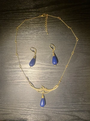 Vackert halsband med machande örhängen❤️ - Super fint vintage halsband och örhängen sätt❤️ halbandet har en deign med fågel på sig❤️det är bara att skriva om du har några frågor❤️jag tror märket är Louise pringle