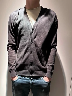 Snygg svart cardigan/kofta - |Hej! En otroligt snygg svart cardigan tröja från selected homme❗️| Skick 9/10 otroligt bra skick☑️| Storlek: S, sitter som en S, sitte hyfsat bra på mig - 189cm 75kg📏| Nypris: ca 400kr💵| Färg: svart, som på bilden🖤| Fraktar spårbart via postnord eller instabox📦| Hör av er för mer information!|