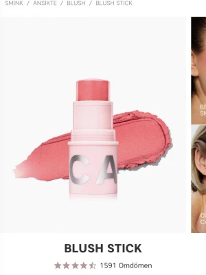 Caia blush stick  - Krämrouge i stickformat från Cala Cosmetics i nyansen Berry Smoothie. Förpackningen är ljusrosa med stora vita bokstäver och rund form, enkel att ta med i väskan. Säljer då jag inte tycker om färgen på mig men annars är den jättefin och det finns ganska mycket produkt kvar som man kan se på bilden💓