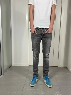 Dondup George Jeans  - Säljer nu dessa Dondup George Jeans med snygga slitningar i populär design, skriv för fler bilder/frågor🙌🏼