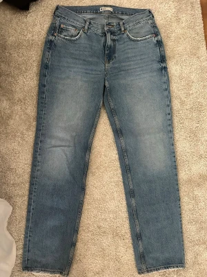Raka jeans gina tricot - Raka blå jeans från gina tricot.☺️