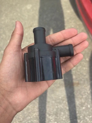 Vatten pump till moped - Säljer nu min vatten pump efter cirka 20 mil, den är i övrigt fint skick och fungerar fint. Jag säljer den pågrund av att jag behöver en större vatten pump. Priset ej hugget i sten kan tänkas gå ner i pris vid snabb affär