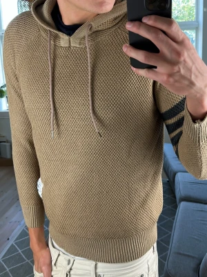 Unik Stickad Beige Hoodie  - Väldigt snygg och perfekt nu under sommaren och inför hösten! Mått: A:45 B:48 C:40 D:60 (cm) Storlek L men den passar mer som M.  Skriv vid fundering 😇🙌