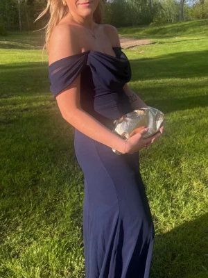balklänning  - Säljer nu min fina balklänning💙                                    inköpt 2025 då jag hade den på min studentbal och är endast använd till balen, finns ett litet hål längst ner på ”släpet” av klänning som lätt går att sy ihop🫶🏻 inköpt hos bubbleroom för 1300kr