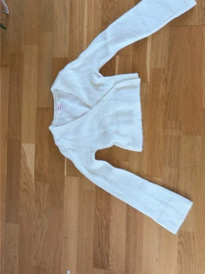 Vit stickad kofta från Gina Tricot - Jag säljer denna fina koftan och är lite kortare som en magtröja från Gina tricot💞 den är aldrig använd så är i mycket bra skick, skriv vid minsta fundering☺️