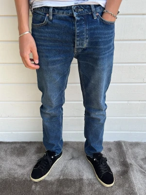 Neuw jeans blå - Hej! Säljer mina andra personliga favoriter från min stora jeans order i nyskick! otroligt go passform med unik kvalitet som inga andra jeans. Modellen på bilden är 183cm och väger 68kg som referens. Passformen heter Ray-Straight som är en rak fit så du har lite utrymme vid benen som syns på bilderna. Size: W30/L30. 99% bomull 1% elastan. Hör av dig!