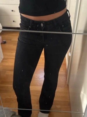 Svarta lågmidjade jeans  - Säljer dessa svarta lågmidjade jeans från Zara. Kommer inte till användning så vill därför sälja vidare dem. 