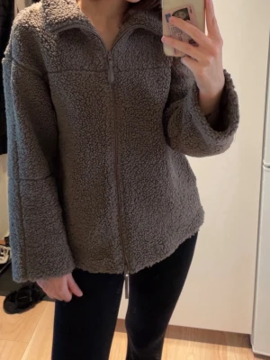 Teddyjacka med dragkedja - Mysig brun teddyjacka som är perfekt till i höst. Jackan har fickor på sidorna. 💗