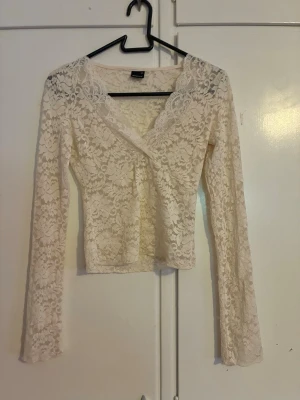 beige spetsblus med v-ringning - Säljer en superfin beige spetsblus med v-ringning från gina tricot. säljer för att den inte har kommit till användning. har du några frågor är det bara att meddela mig :) 