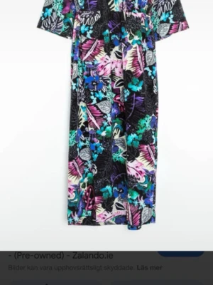 Långklänning med blommigt mönster - Fin sommar/vårklänning från MONKI använt två gånger. Den är omlott (stor i storleken) ”oversize”