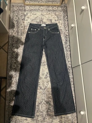Randiga jeans - Jättefina mörkblå jeans med vita ränder. Medelhög/låg midjade🩵 De är i väldigt fint skick!😊
