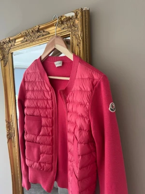 moncler cardigan - såå snygg cardigan från moncler💞har fler bilder på lappar osv som äkthetsbevis men kunde inte lägga in alla. Skriv vid frågor🙌