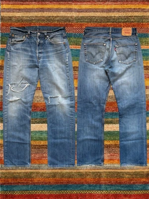 *Straight fit* Levi’s 501 med Slitningar - Ett par extremt snygga Levi’s jeans med en trevlig wash! Modellen kallas 501 och är rak! Oerhört fina slitningar på dessa. Storleken är annan på lappen men passar 30/32, hör av dig vid frågor! (Mått på sista bilden)