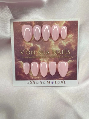 Ballet 🩰 (L);Short Almond - Handgjorda press-on nails i en mjuk puderrosa nyans med glansig finish. En stilren och klassisk design som passar till allt.  Form: Short Almond Storlek: L 10 naglar ingår 