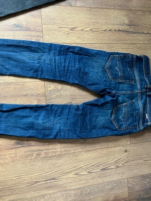 Mörkblå jeans från diesel  - Snygga mörkblå jeans från diesel med klassisk femficksdesign och kontrastsömmar. Jeansen har raka ben och är tillverkade i bomull med lite stretch för extra komfort. Perfekta för en avslappnad och trendig look.