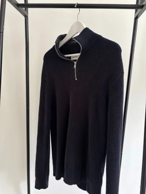 Stickad långärmad East West (M) - Snygg halfzip i navy. Storlek M men passar även S.