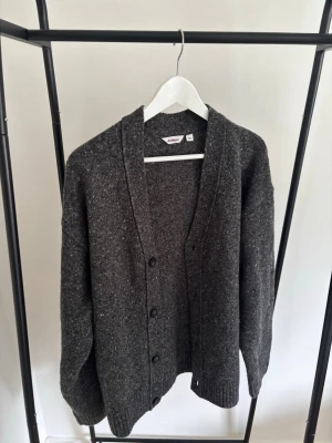 Stickad Cardigan M - Cardigan från Dobber. Sjysst med vit t shirt, stil ren look. Perfekt till hösten