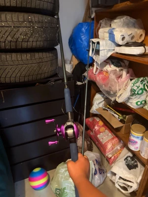 Fiskespö med lila rulle - Säljer ett fiskespö med svart handtag och en metalliclila rulle. Handtaget är vadderat för bättre grepp och rullen har två lila vevar. Perfekt för dig som gillar fiske och vill ha något som sticker ut lite extra. Spöet är Abu garcia. Kan hämtas i Uppsala, priset kan diskuteras.