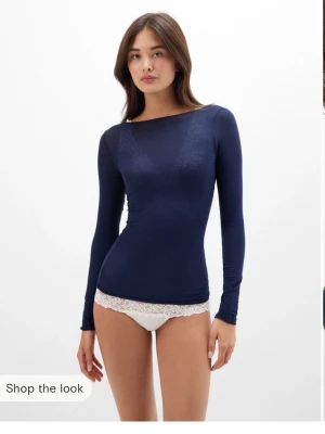 Marinblå intimissimi tröja  - Nu säljer jag min intimissimi tröja som jag endast använt en gång. Inga tecken på användning. Priset går att diskuteras💕