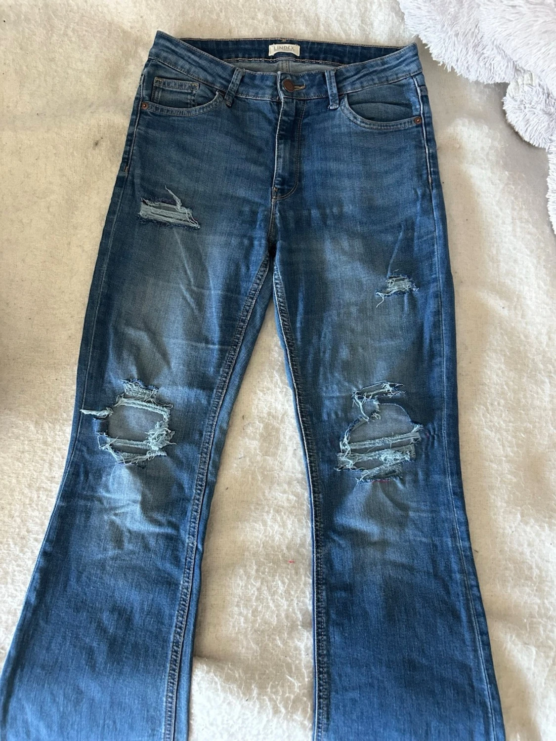 Blå slitna jeans från Lindex