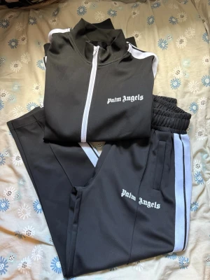 Palm angels tracksuit - Palm angels tracksuit i svart storlek S. Helt ny och oanvänd.