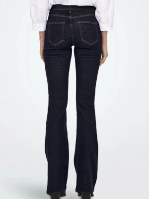 Mörkblå bootcut jeans med hög midja - Snygga mörkblå bootcut jeans med hög midja och klassiska fem fickor. Jeansen har kontrastsömmar och är tillverkade i ett stretchigt denimtyg som sitter bekvämt. Perfekta för dig som gillar en tidlös och trendig look.
