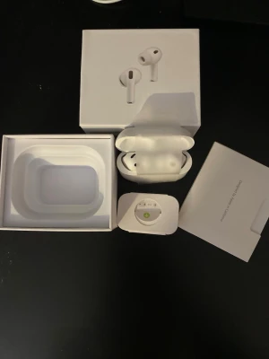 AirPods Pro 3 - Säljer ett par vita trådlösa in-ear hörlurar med laddningsetui. Hörlurarna har en stilren och modern design med silikonproppar för bra passform. Allt levereras i originalförpackning med tillhörande tillbehör och manual. Skriv vid frågor!