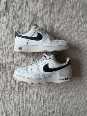 Nike Air Force 1 vita sneakers - Säljer ett par nästan oanvända Nike Air Force 1. De köptes på Footlocker för något år sedan men har inte använts så mycket, de passar bra till vitare outfits och till hösten. De har snygga custom laces, hör av dig om jag ska skicka med andra skosnören så gör jag det