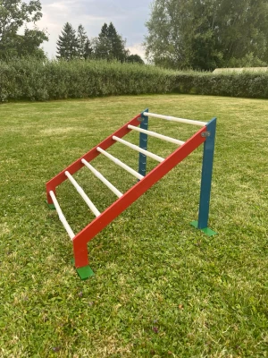 Kaninhinder  - Kaninhinder med 7 bommar. Ena bottenplattan är kass så behöver tejpas. Finns bild. Annars är allt helt och funkar precis som det ska. Mått: 77*65*53 cm. Hämtas helst då det är så stort så svårt att skicka men det går att skicka 