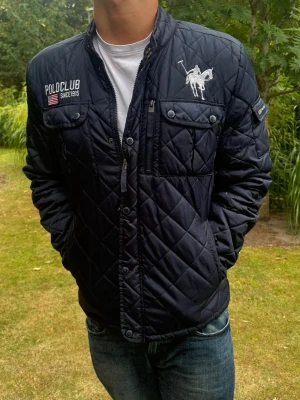 Polo Ralph Lauren jacka  - Säljer en Ralph Lauren jacka som är i bra skick, riktigt snygg vintage jacka (en defekt i sista bilden) Fråga gärna😊